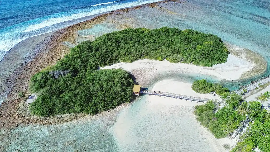 thulusdhoo maldives local island