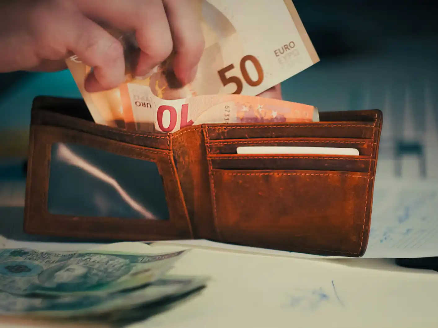 best way to carry cash when traveling